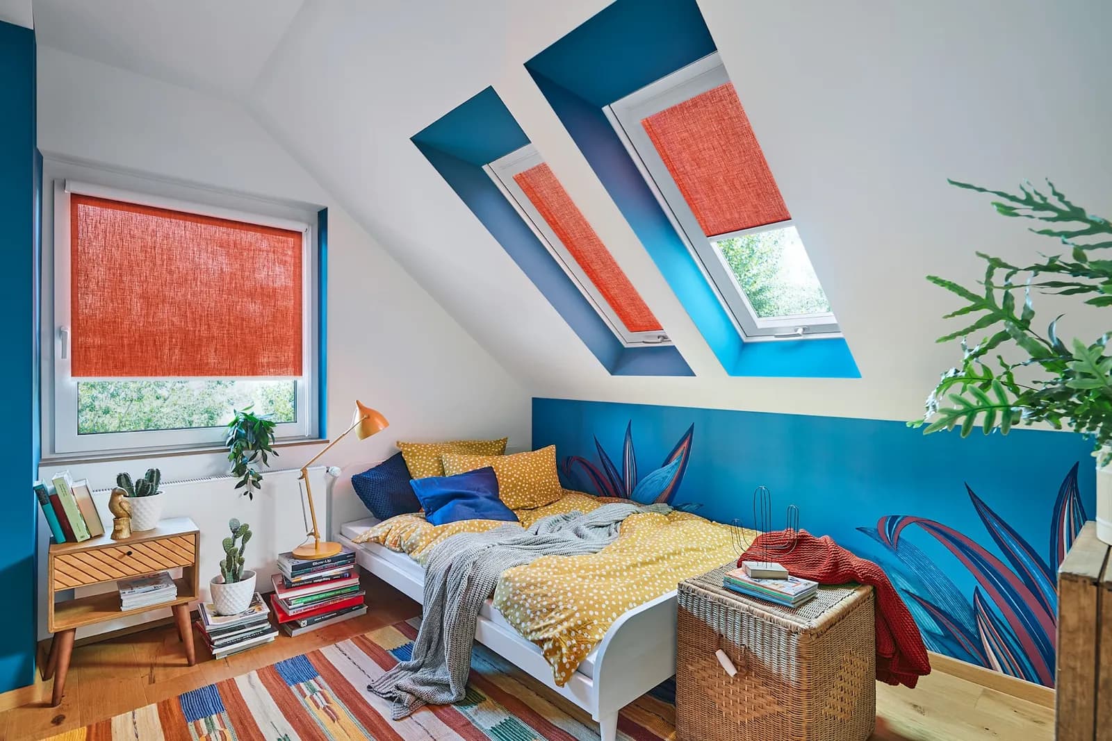 Sonnenschutz für Dachfenster — hält auch in der Schräge. Sonnenschutz für Dachfenster — hält auch in der Schräge.