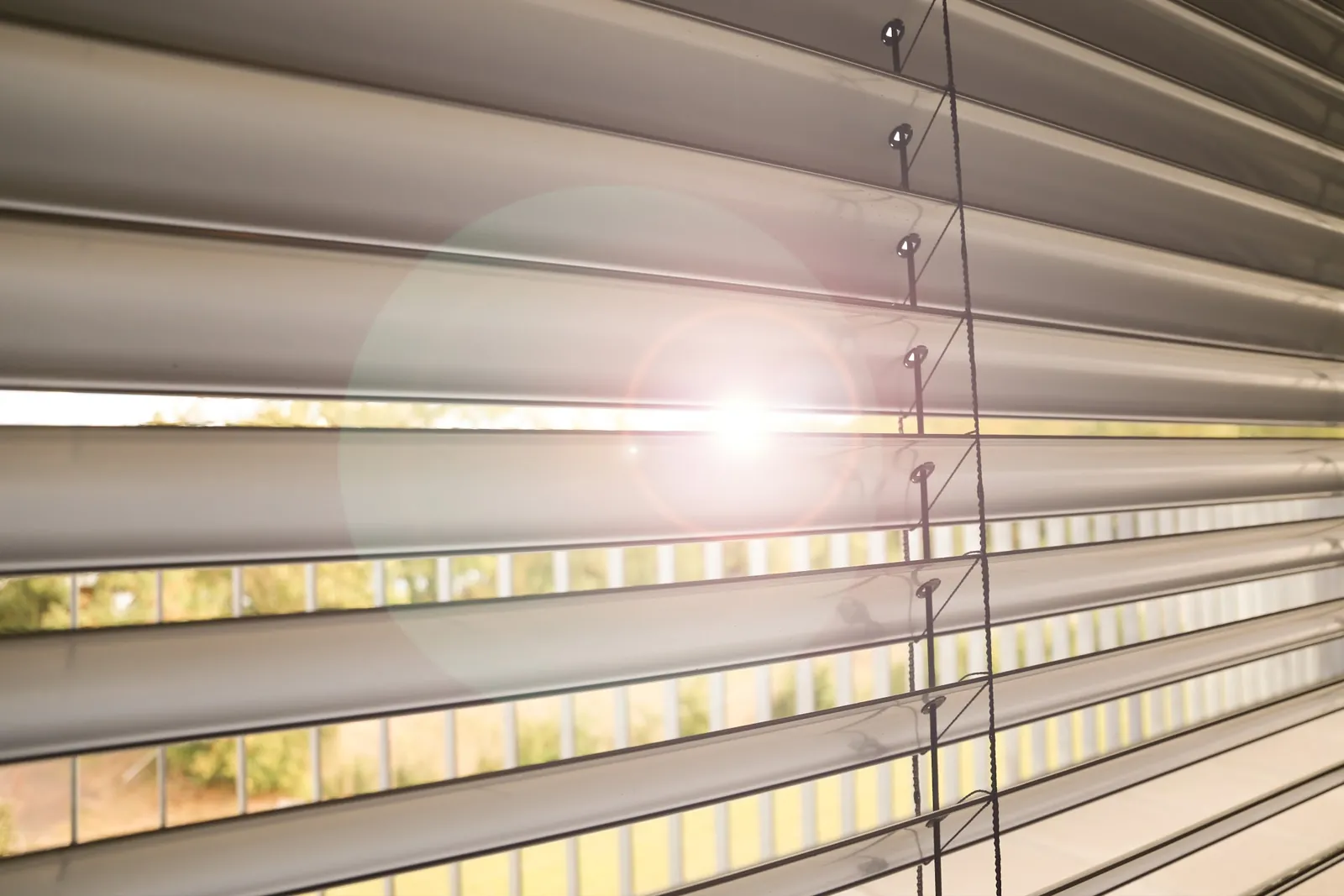 Hitzeschutz für Fenster — bevor die Wärme reinkommt. Hitzeschutz für Fenster — bevor die Wärme reinkommt.