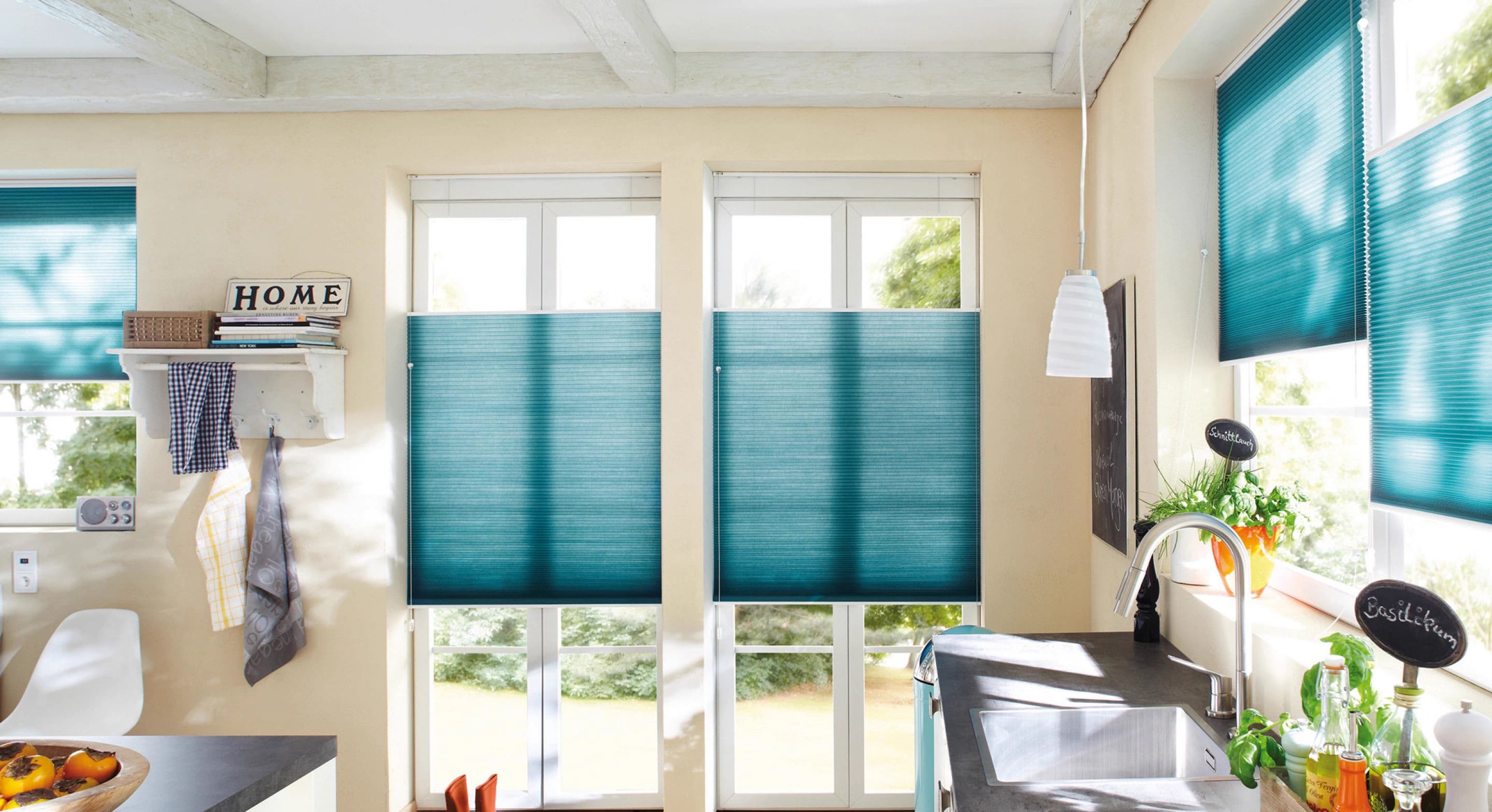 Maßgefertigtes Plissee von Decocity am Fenster Maßgefertigtes Plissee von Decocity am Fenster