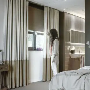 Moderne Fenstergestaltung mit transparenten Stores