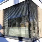 Aussenjalousie oder Raffstore am Fenster