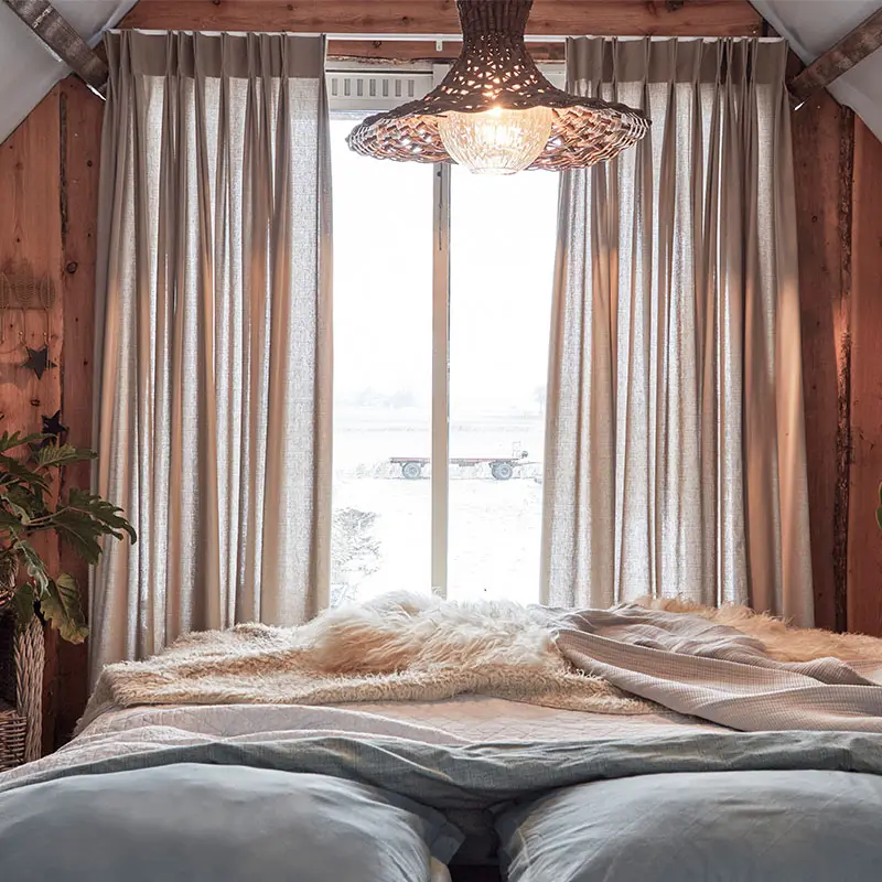 Detailaufnahme hochwertiger Vorhangstoff mit Faltenwurf – Maßanfertigung Berlin